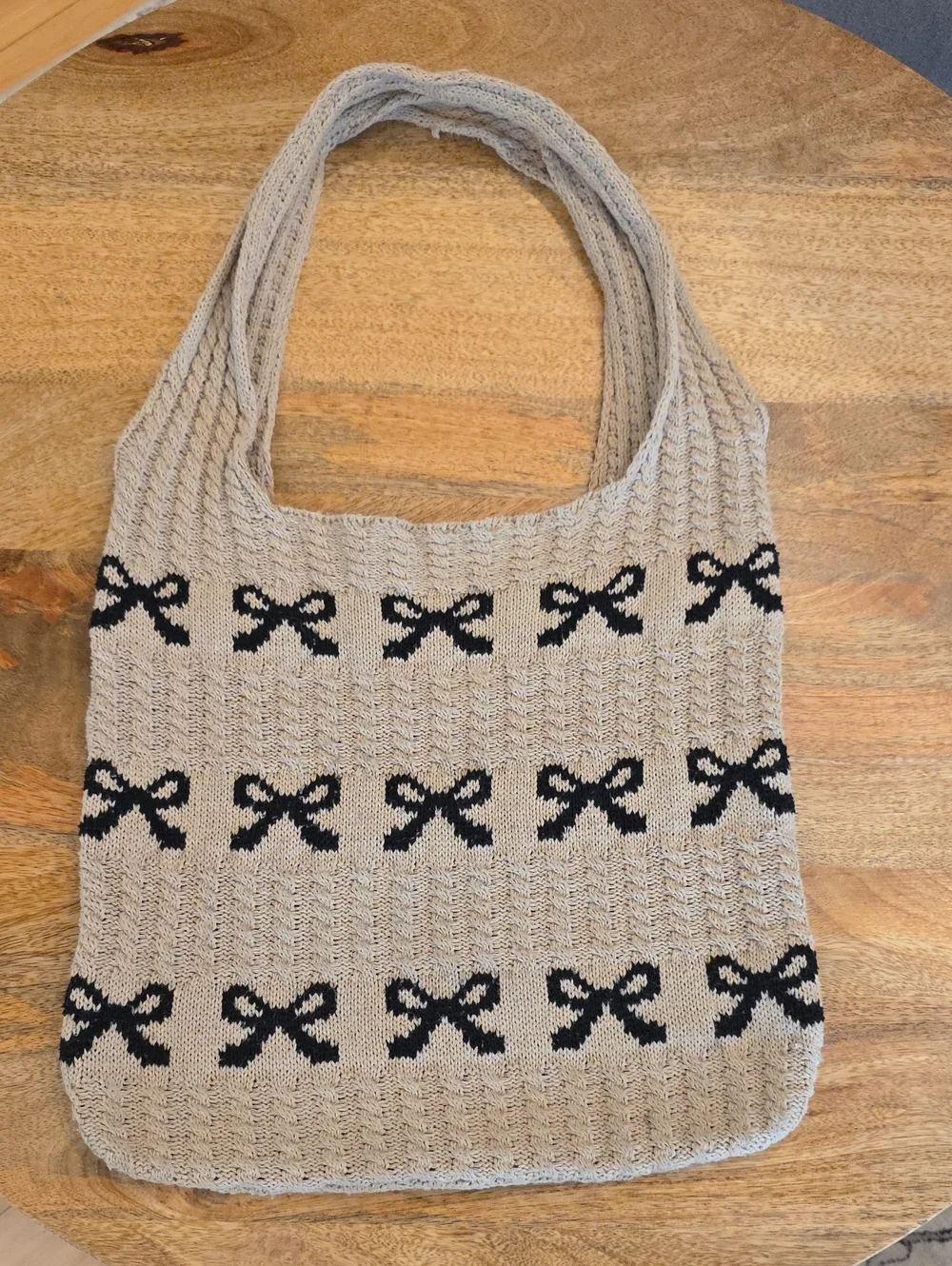 Knit Bow Pattern Tote Bag in Beige and Black